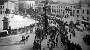 ecco la foto completa, manifestazione sportiva in piazza del Santo aperta da un gruppo di sciatori visibili al centro in basso......1920 circa